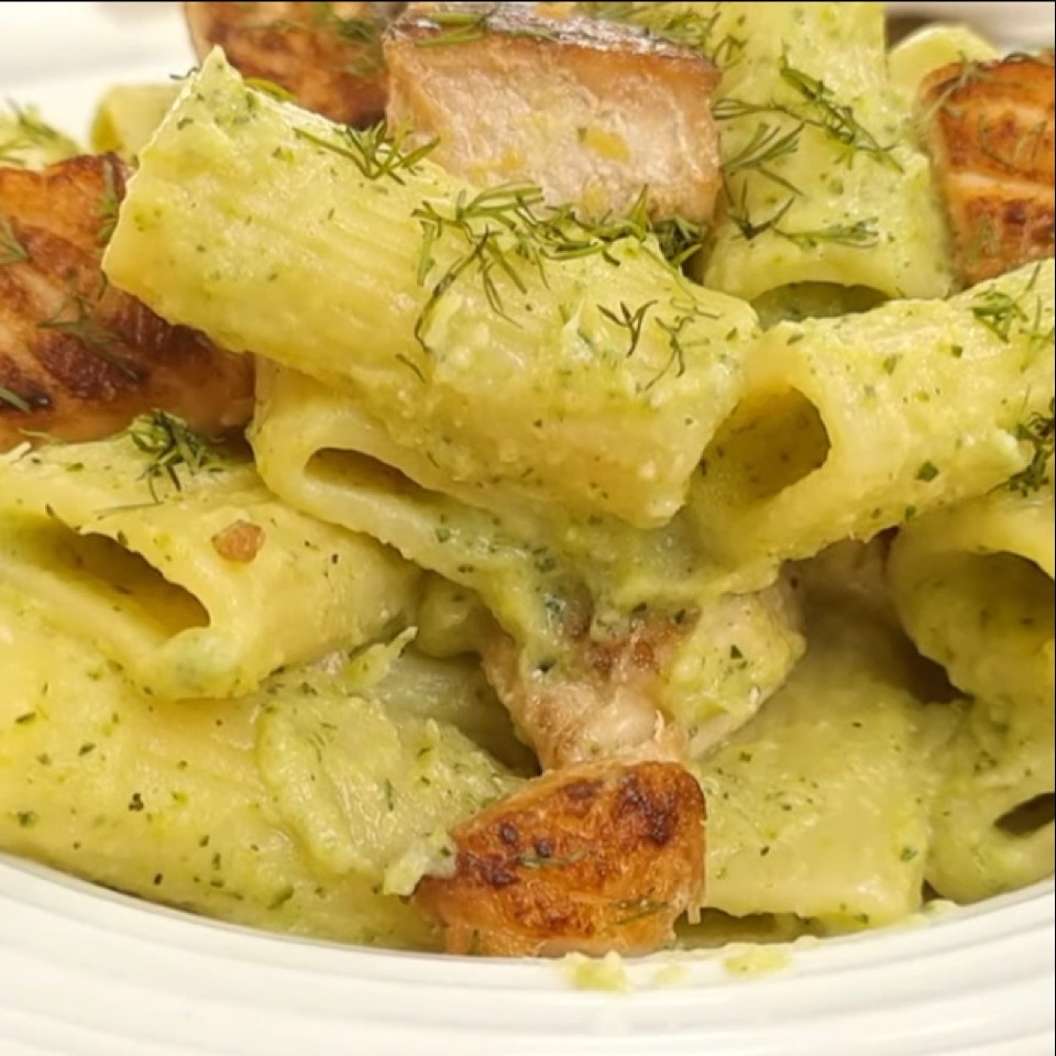 Pasta con hortalizas y salmón fresco Pasta con hortalizas y salmón fresco