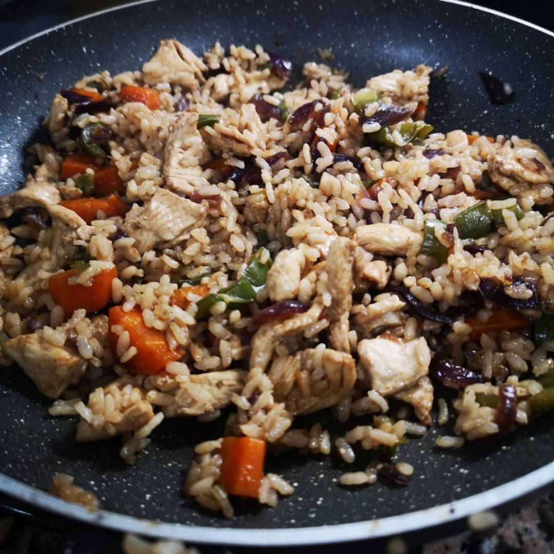 Arroz con pollo, zanahoria, pimiento, cebolla y soja. Arroz con pollo, zanahoria, pimiento, cebolla y soja.