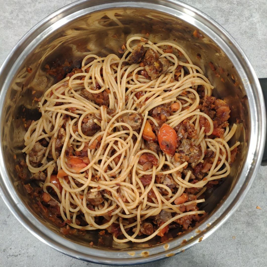 Espaguetis con verduras, cherrys y ternera
