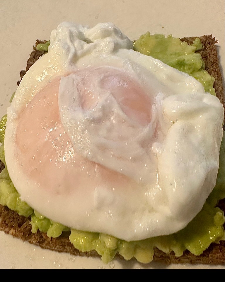 Tostada de pan de centeno con aguacate y huevo poché