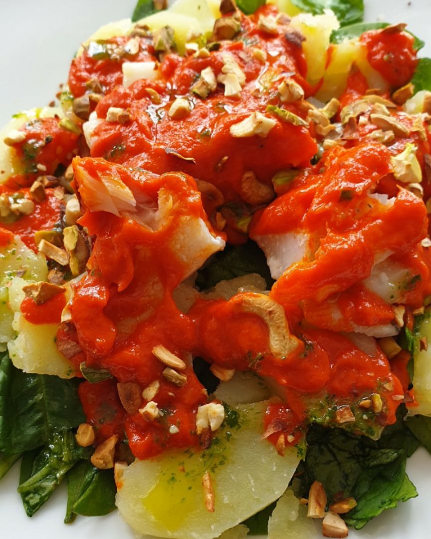 Bacalao con salsa de piquillos, patata y espinaca Bacalao con salsa de piquillos, patata y espinaca