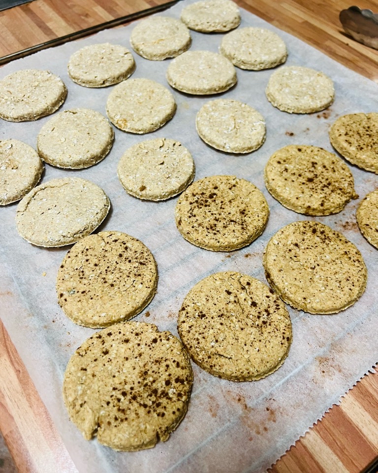 Galletas de avena: con plátano maduro y con canela y crema de cacahuete. Galletas de avena: con plátano maduro y con canela y crema de cacahuete.