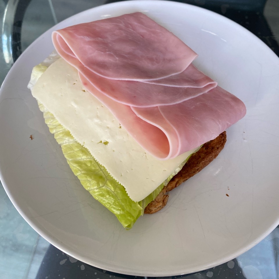 Tosta de york y queso con lechuga Tosta de york y queso con lechuga