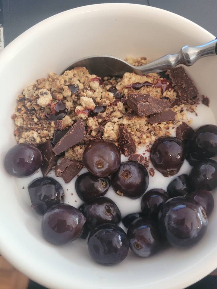 Yogurt vegetal con granola, Uvas, chocolate Yogurt vegetal con granola, Uvas, chocolate
