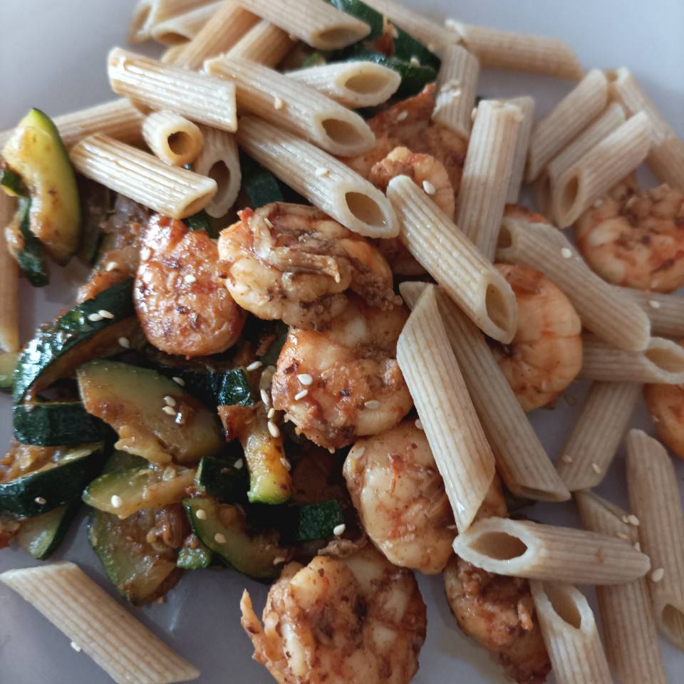 Macarrones integrales con langostinos y calabacín 