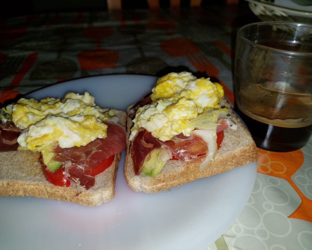 Tosta de jamón serrano, huevo y aguacate.