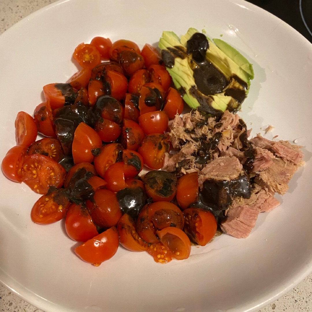 Ensalada de cherries, atún, aguacate y vinagreta de ajo negro y albahaca Ensalada de cherries, atún, aguacate y vinagreta de ajo negro y albahaca