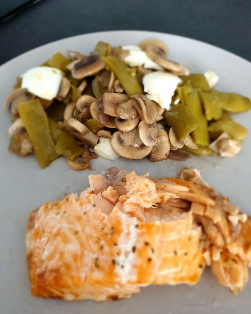 Salmón con champiñones, judias verdes y huevo duro. Salmón con champiñones, judias verdes y huevo duro.