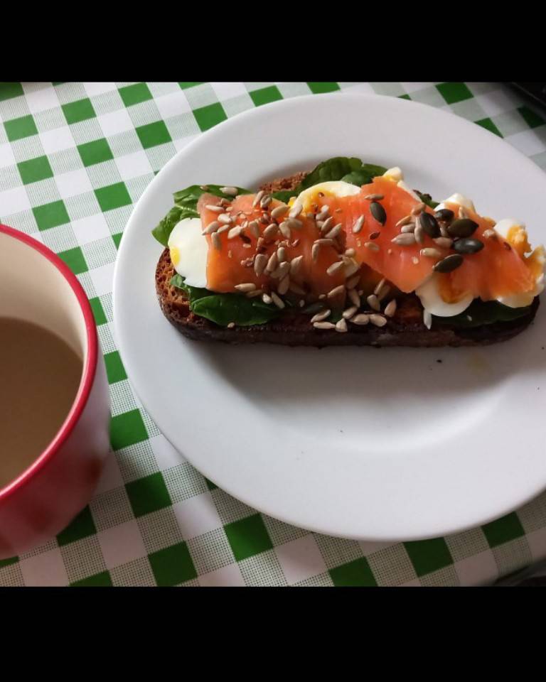 Tostada de pan de centeno con huevo duro, espinacas, salmon y semillas. Leche de soja y cafe Tostada de pan de centeno con huevo duro, espinacas, salmon y semillas. Leche de soja y cafe