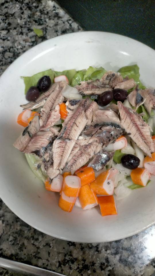 Ensalada con sardinas y salsa de mostaza
