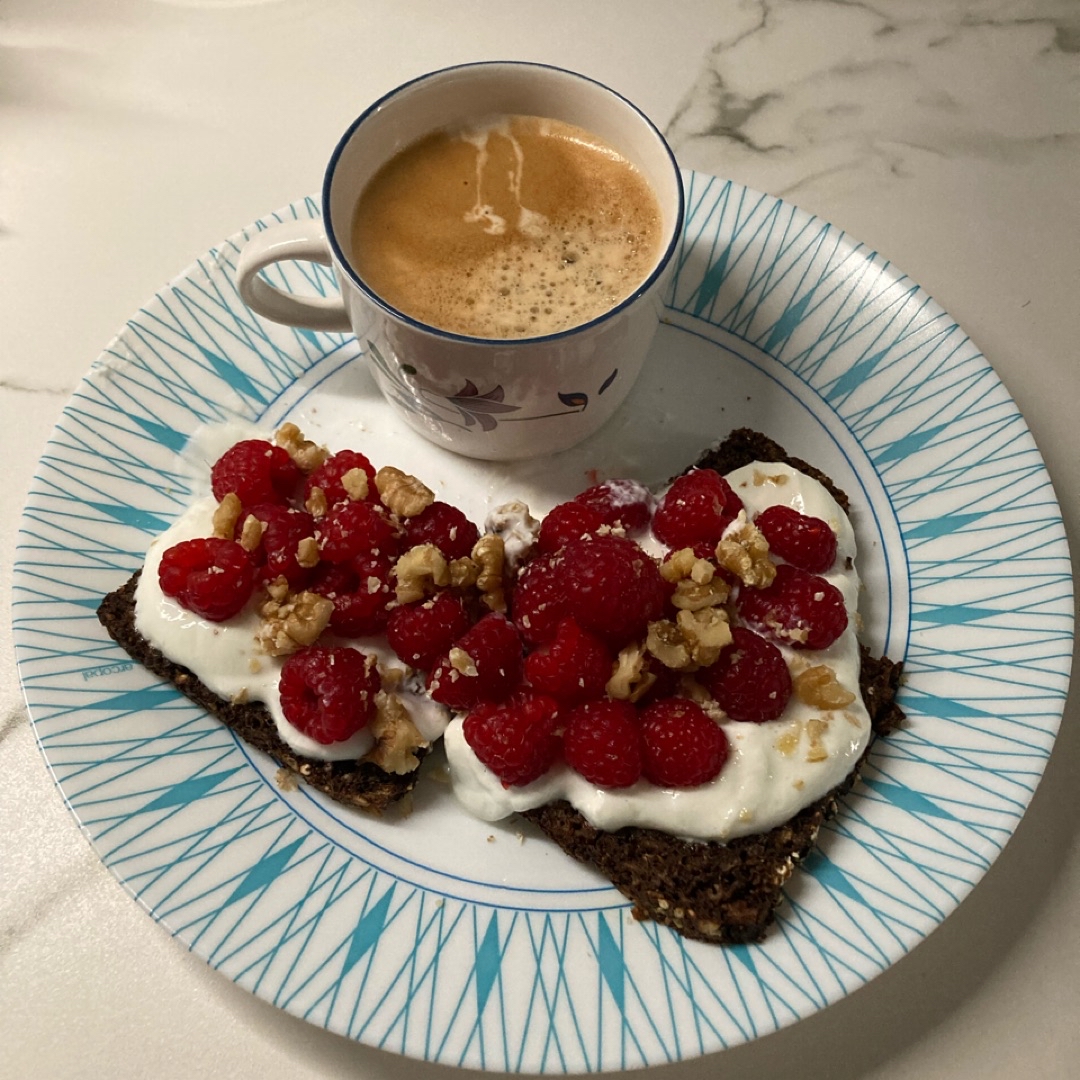 Tostada dulce de frutos rojos