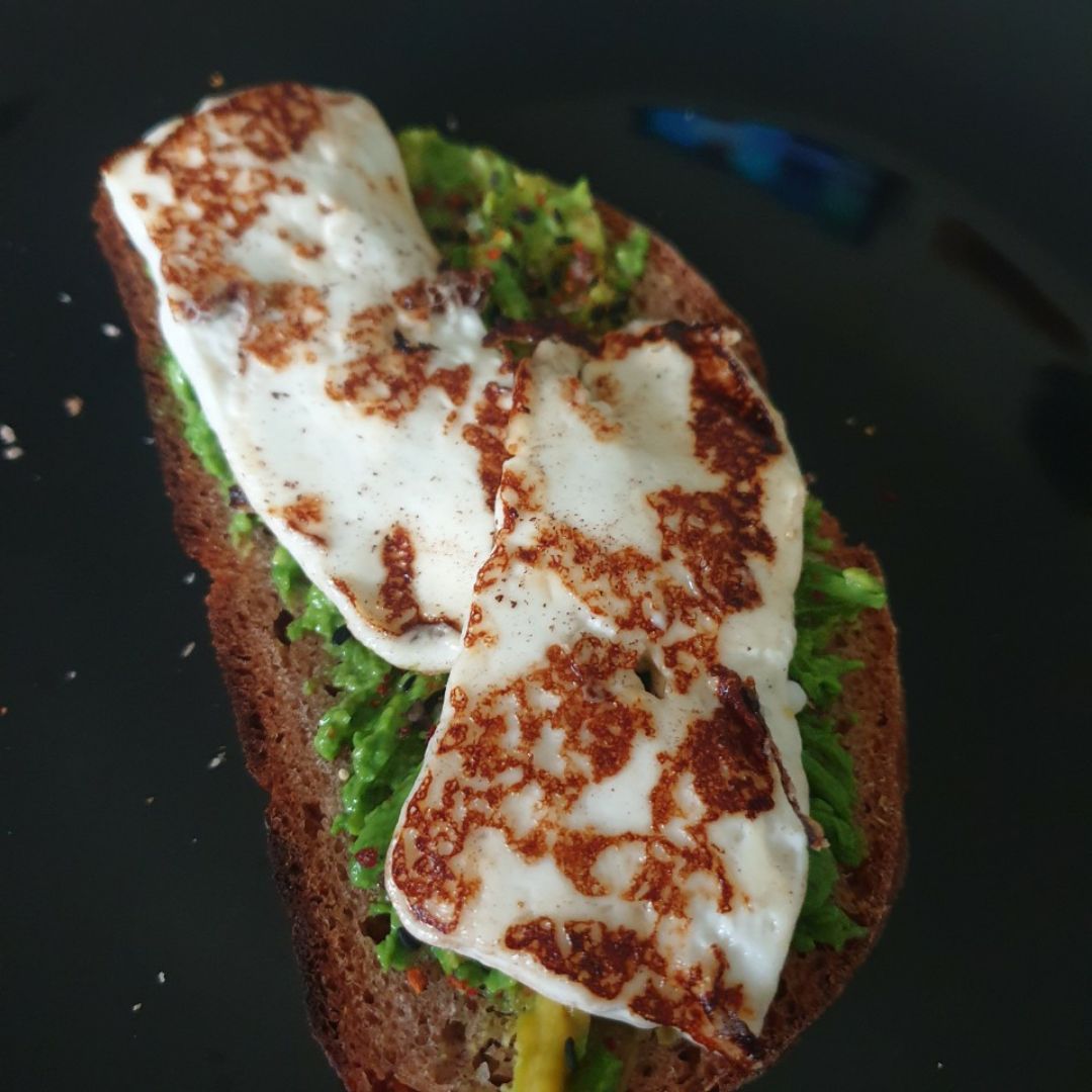 Pan de centeno con aguacate y queso fresco de cabra a la plancha 