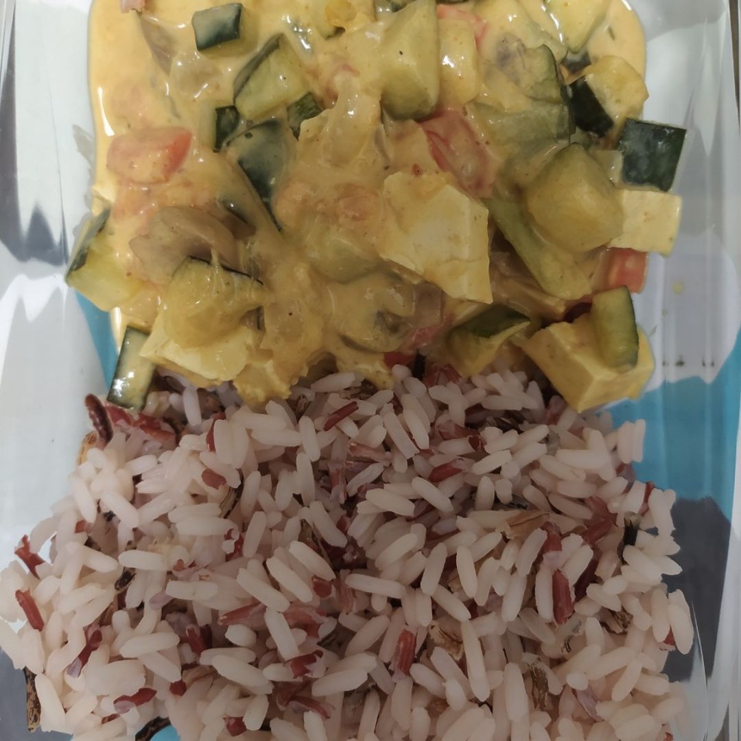 Arroz basmati con verduras y tofu al curry Arroz basmati con verduras y tofu al curry