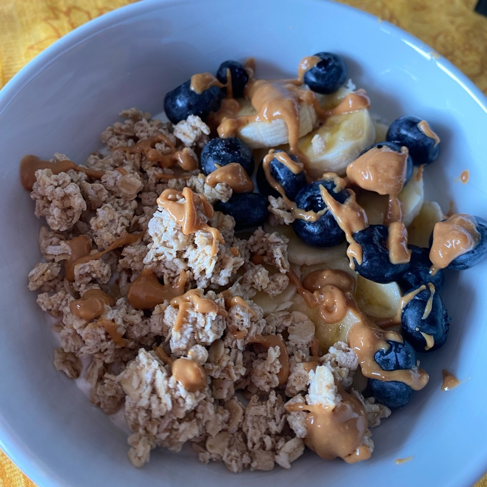 bowl de yogurt con fruta, granola y crema de cacahuete🥜😍 bowl de yogurt con fruta, granola y crema de cacahuete🥜😍
