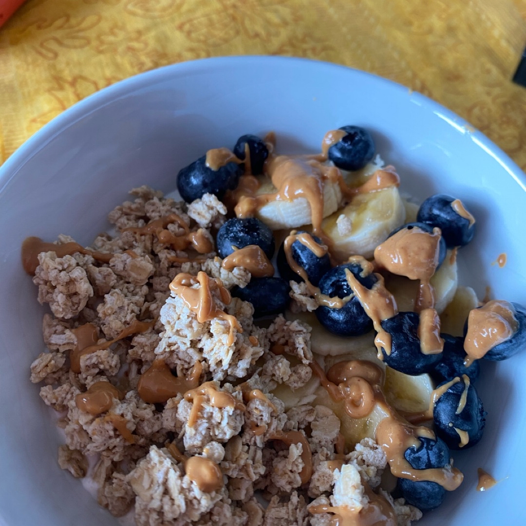 bowl de yogurt con fruta, granola y crema de cacahuete🥜😍 Paso 4 bowl de yogurt con fruta, granola y crema de cacahuete🥜😍 Paso 4