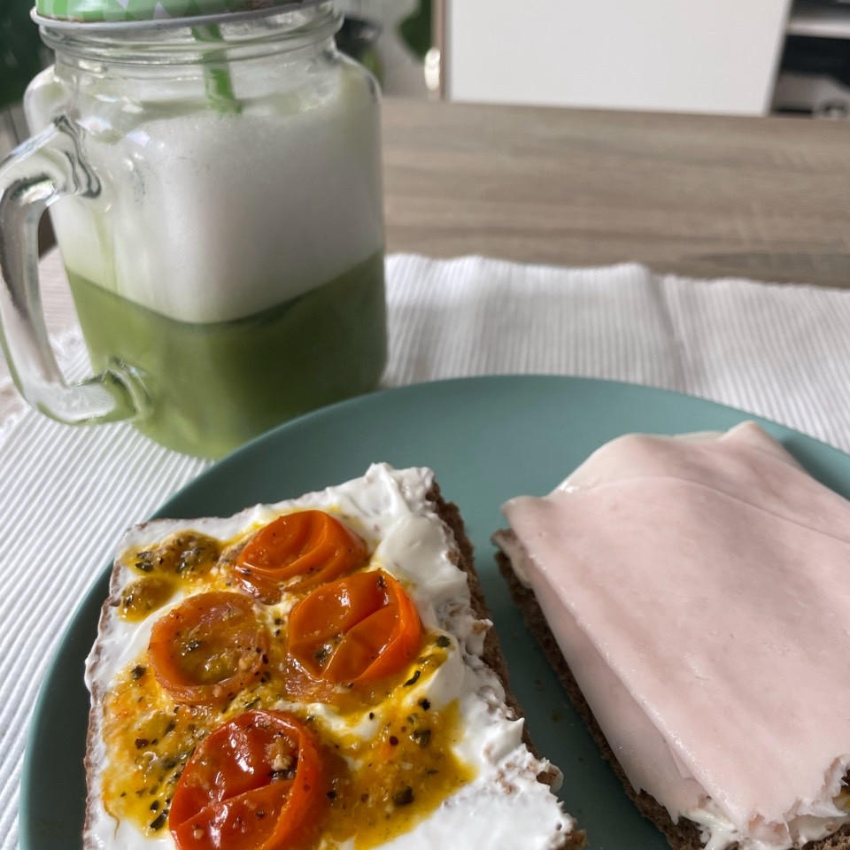 Tostada con queso Philadelphia, tomates cherry confitados y pavo Tostada con queso Philadelphia, tomates cherry confitados y pavo
