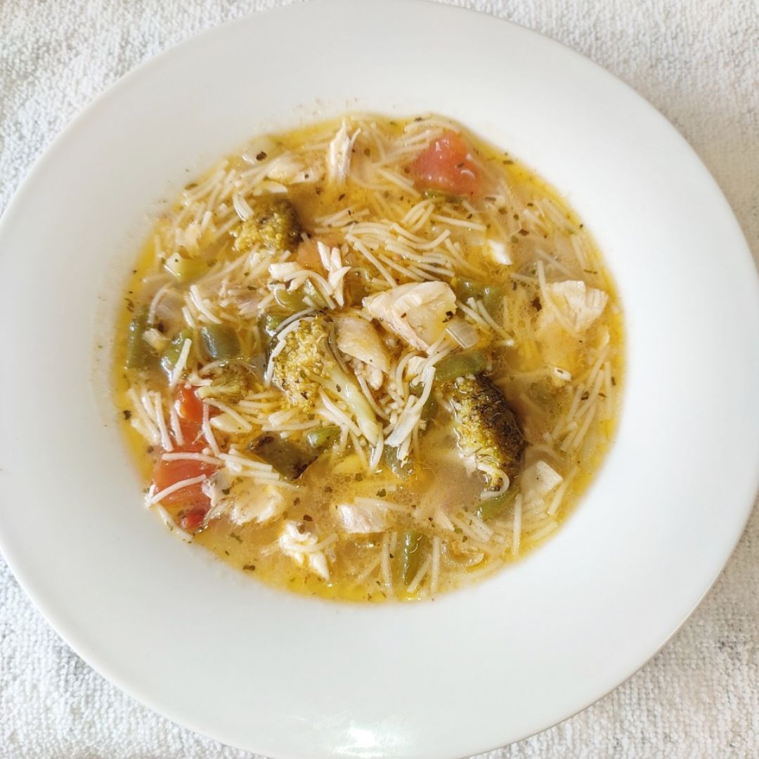 Sopa deliciosa de pescado y verduras Sopa deliciosa de pescado y verduras