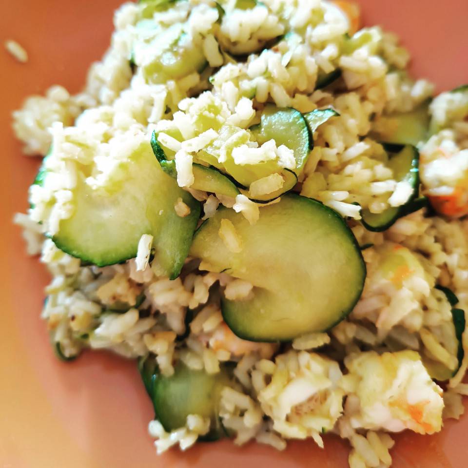 Arroz integral con calabacin y langostinos salteados con salsa de soja Arroz integral con calabacin y langostinos salteados con salsa de soja