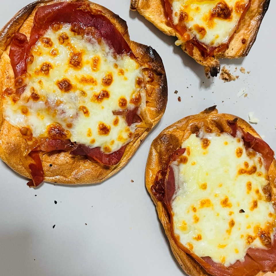 Pan nube con mozarella y jamón serrano