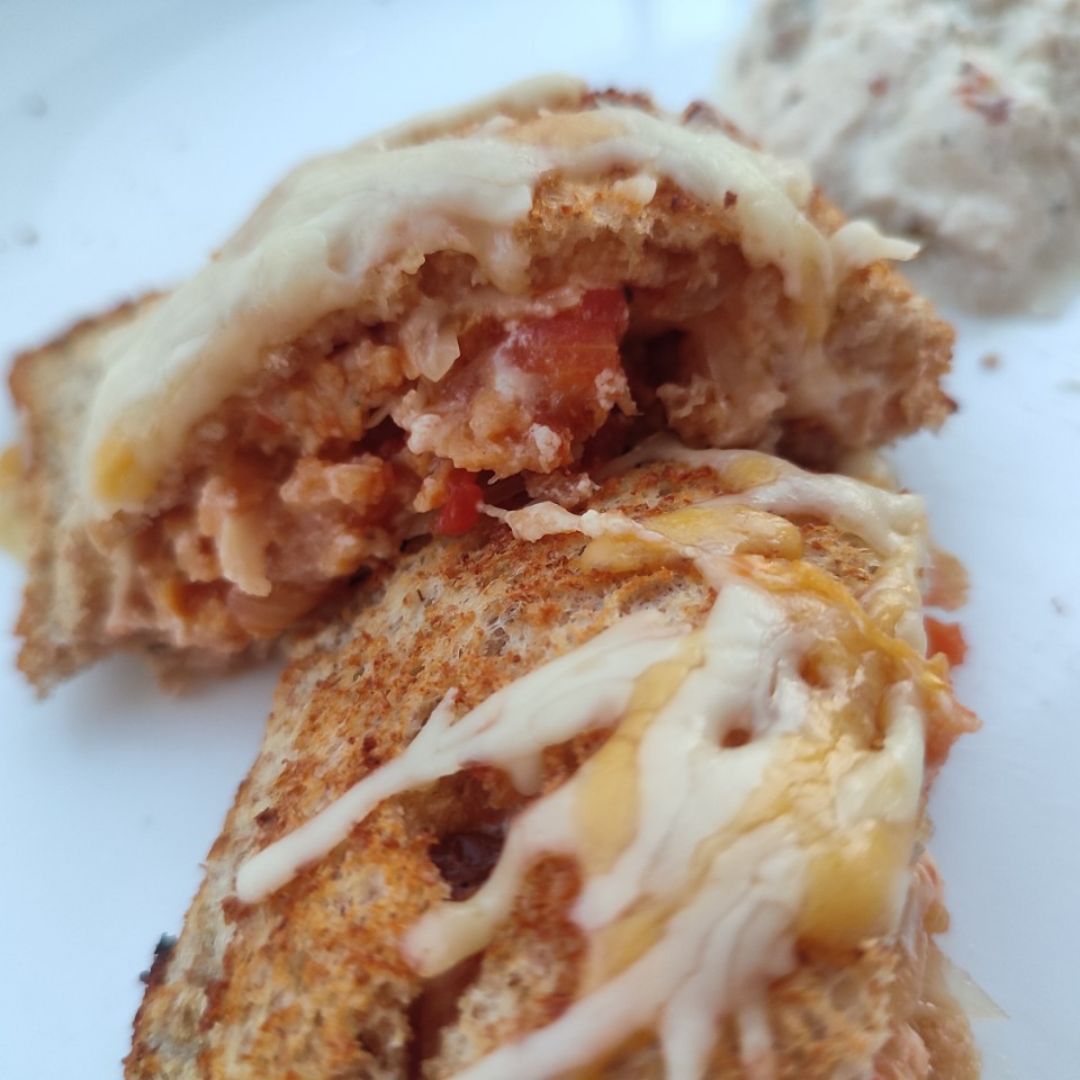 Empanadilla de pan de molde integral de pollito, queso crema de cabra casero y queso rallado. Empanadilla de pan de molde integral de pollito, queso crema de cabra casero y queso rallado.