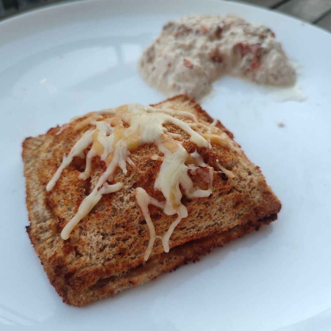 Empanadilla de pan de molde integral de pollito, queso crema de cabra casero y queso rallado. Paso 1 Empanadilla de pan de molde integral de pollito, queso crema de cabra casero y queso rallado. Paso 1