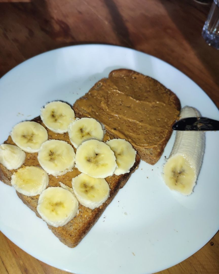 Tostadas con crema de cacahuete y plátano 