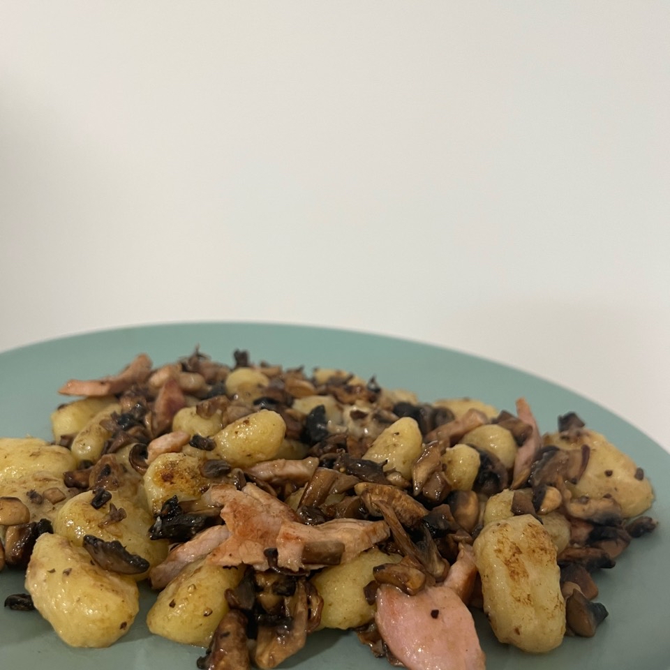 Ñoquis con champiñones, lomo adobado y queso parmesano Ñoquis con champiñones, lomo adobado y queso parmesano