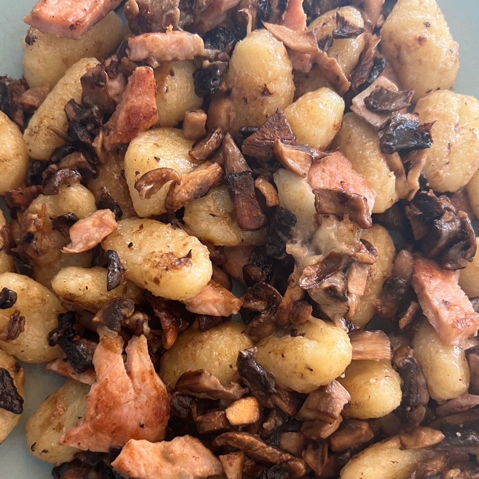 Ñoquis con champiñones, lomo adobado y queso parmesano Ñoquis con champiñones, lomo adobado y queso parmesano