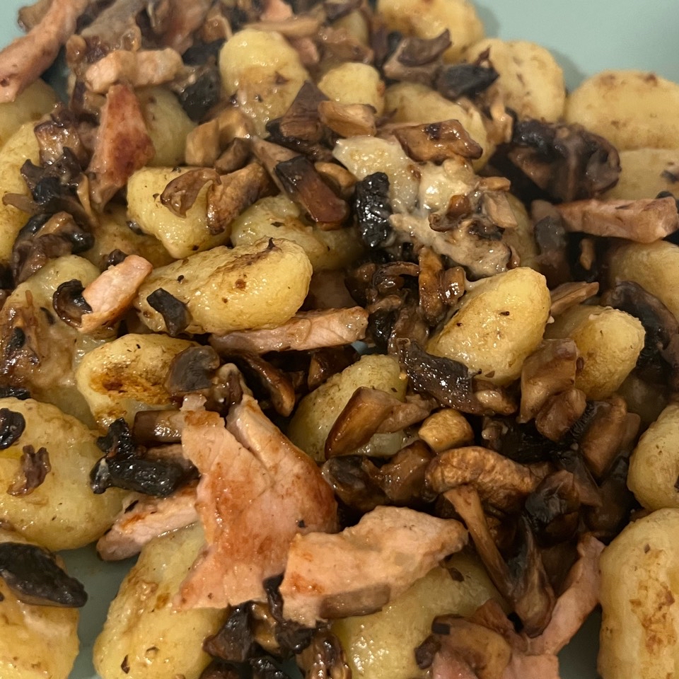 Ñoquis con champiñones, lomo adobado y queso parmesano Ñoquis con champiñones, lomo adobado y queso parmesano