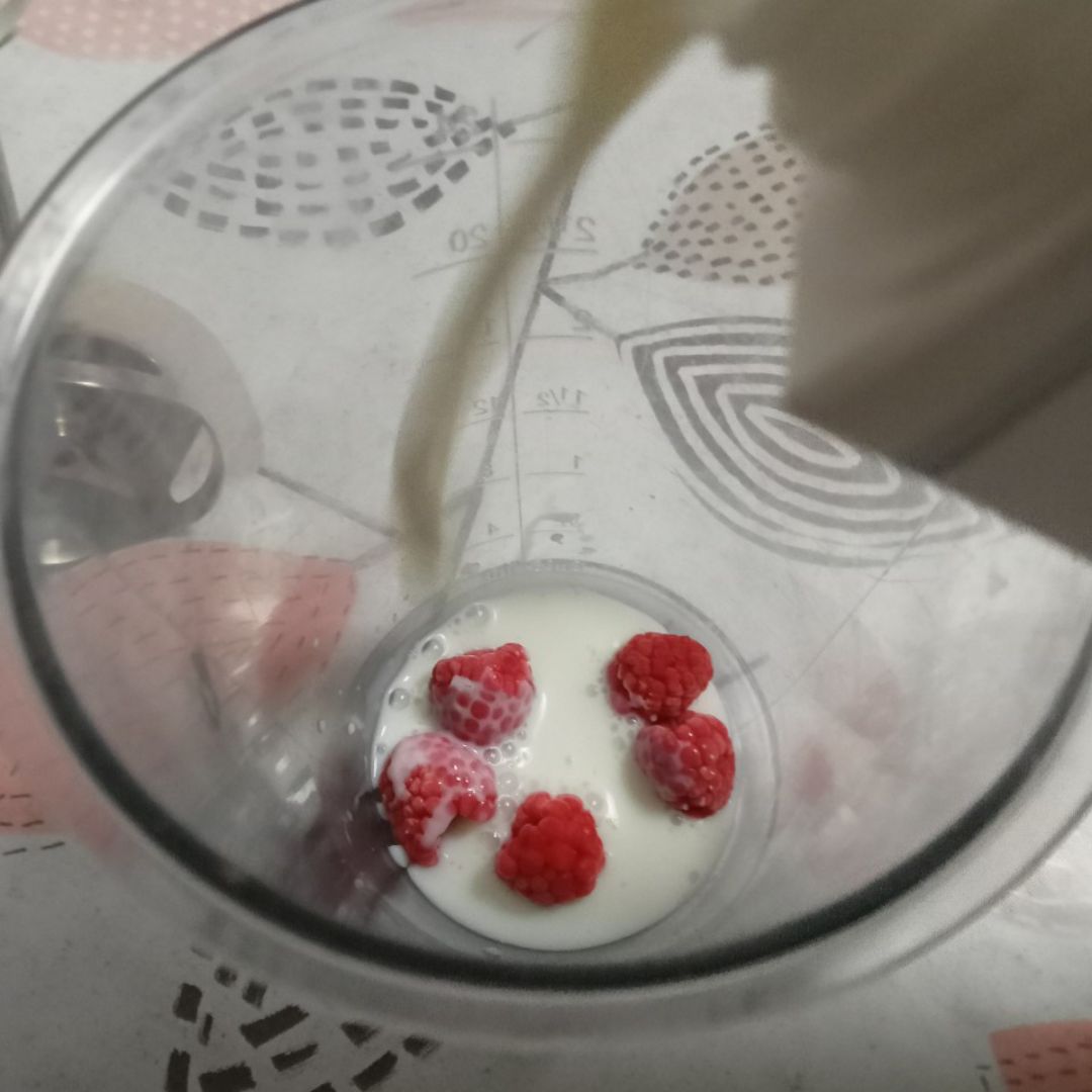 Yogur helado de frambuesas con toppings Paso 0 Yogur helado de frambuesas con toppings Paso 0