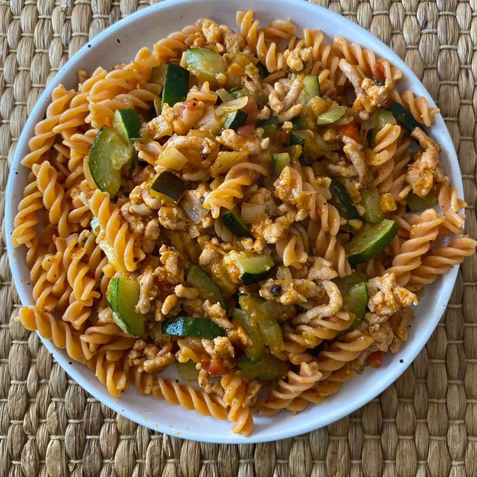 Pasta de lenteja roja con carne y verduras Pasta de lenteja roja con carne y verduras