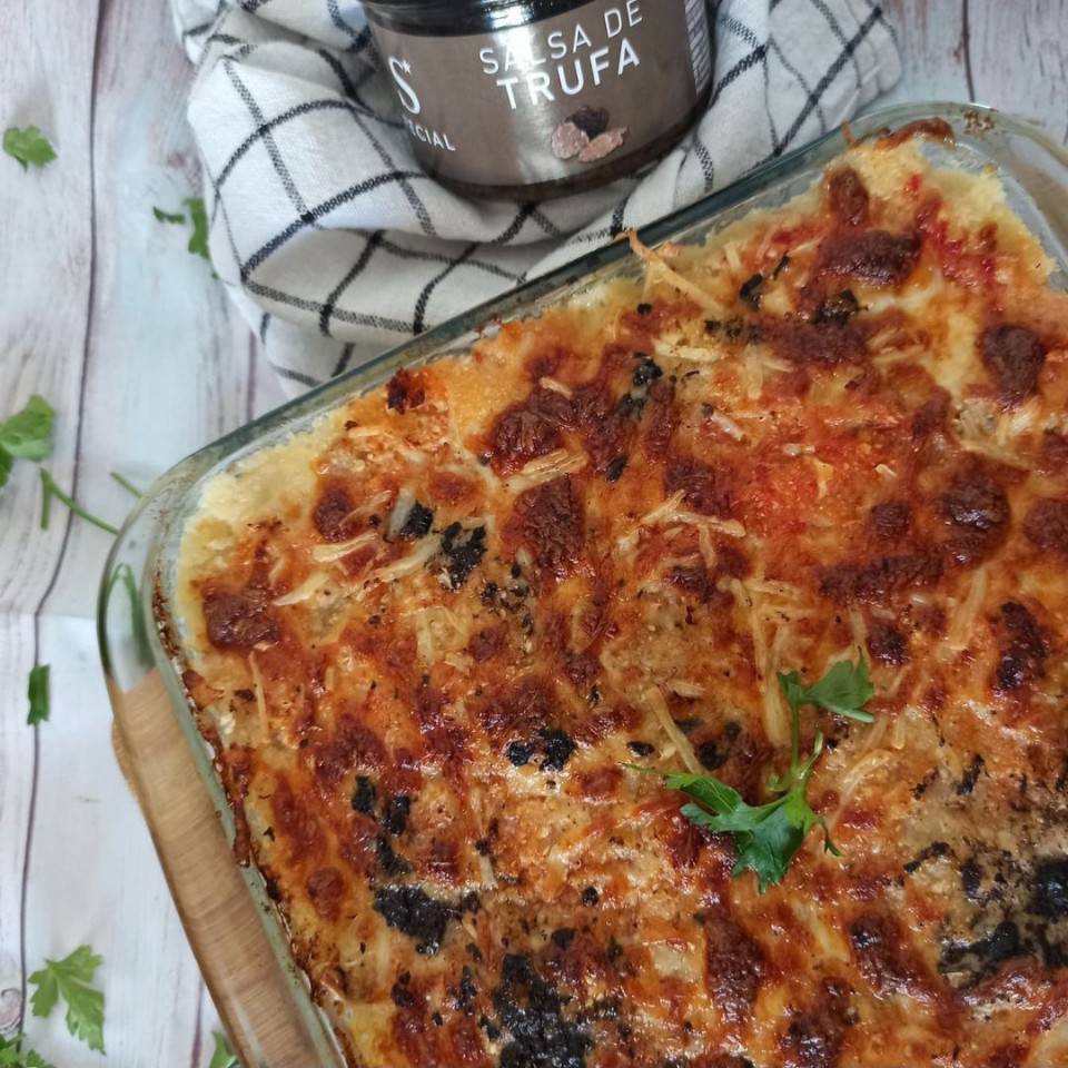 Pastel de coliflor y pollo con salsa de trufa