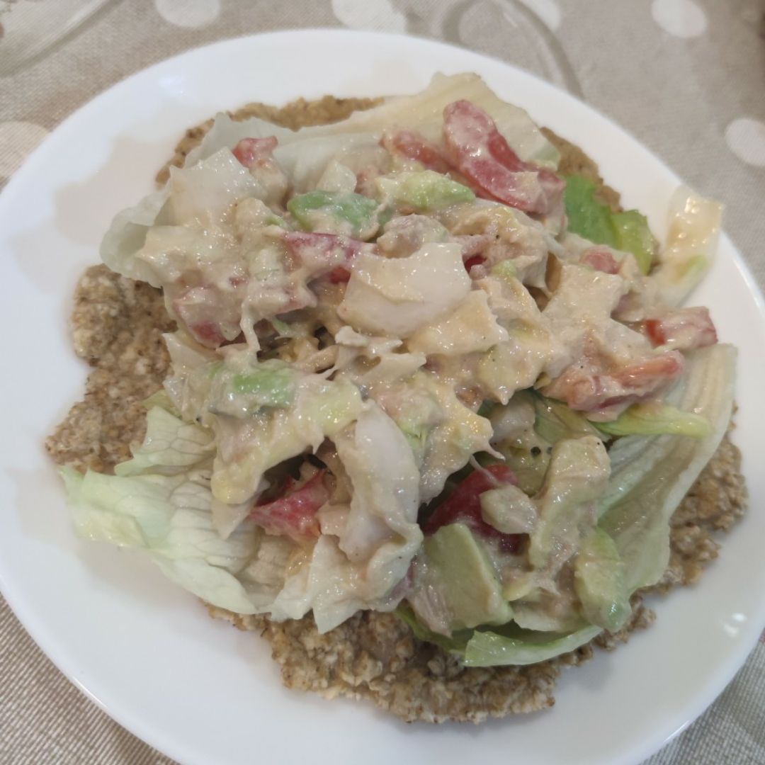 Tostada de avena con ensalada de yogur griego