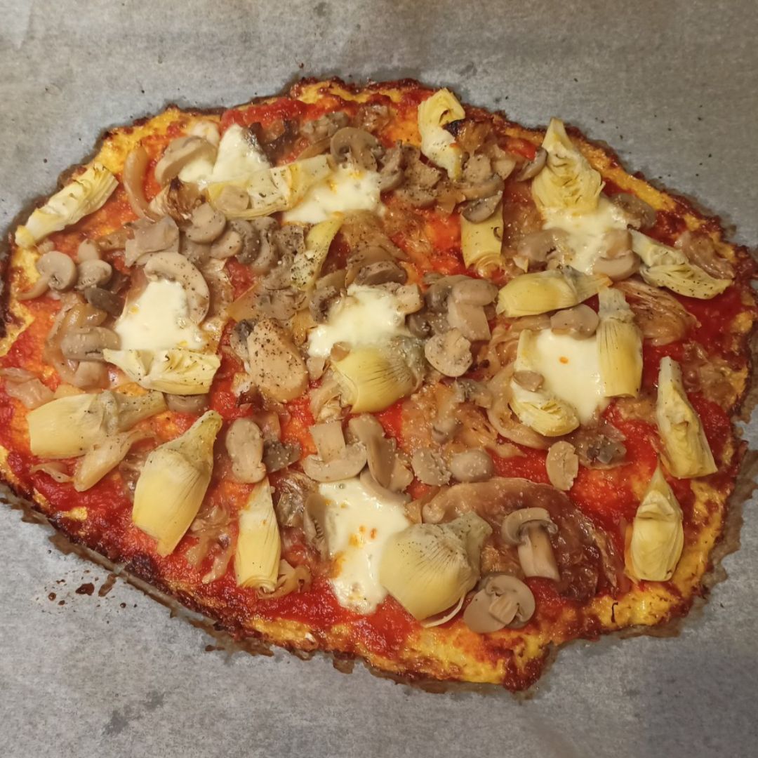 Pizza de coliflor con verduras y queso Pizza de coliflor con verduras y queso