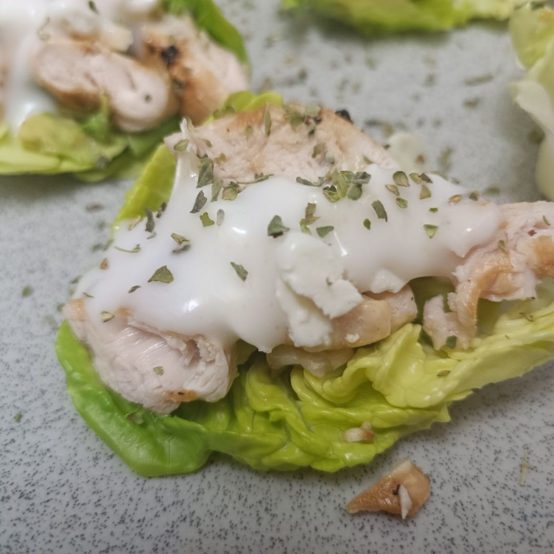 Tacos de lechuga con pollo, aguacate, queso de cabra y salsa de yogur