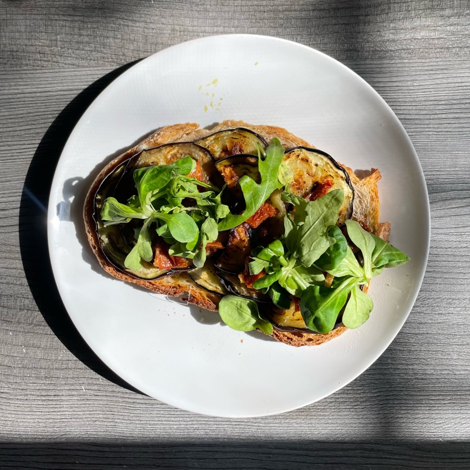 Tostada con berenjena tomate y pesto 🍆🌿