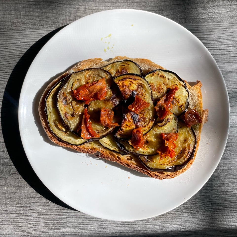 Tostada con berenjena tomate y pesto 🍆🌿