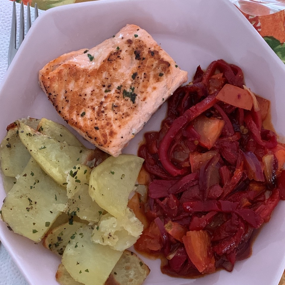 Salm贸n con papas al horno y salteado de pimientos Salm贸n con papas al horno y salteado de pimientos