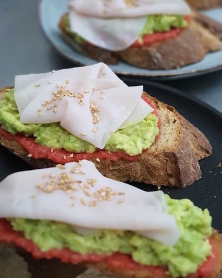 Tostada de pan integral con aguacate, tomate y pavo Tostada de pan integral con aguacate, tomate y pavo