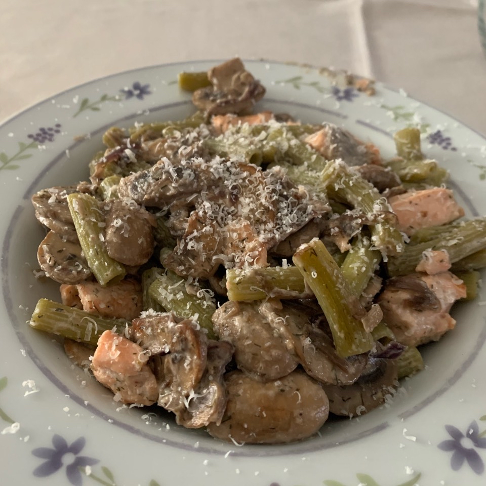 Pasta de guisantes con salmón y champiñones Pasta de guisantes con salmón y champiñones