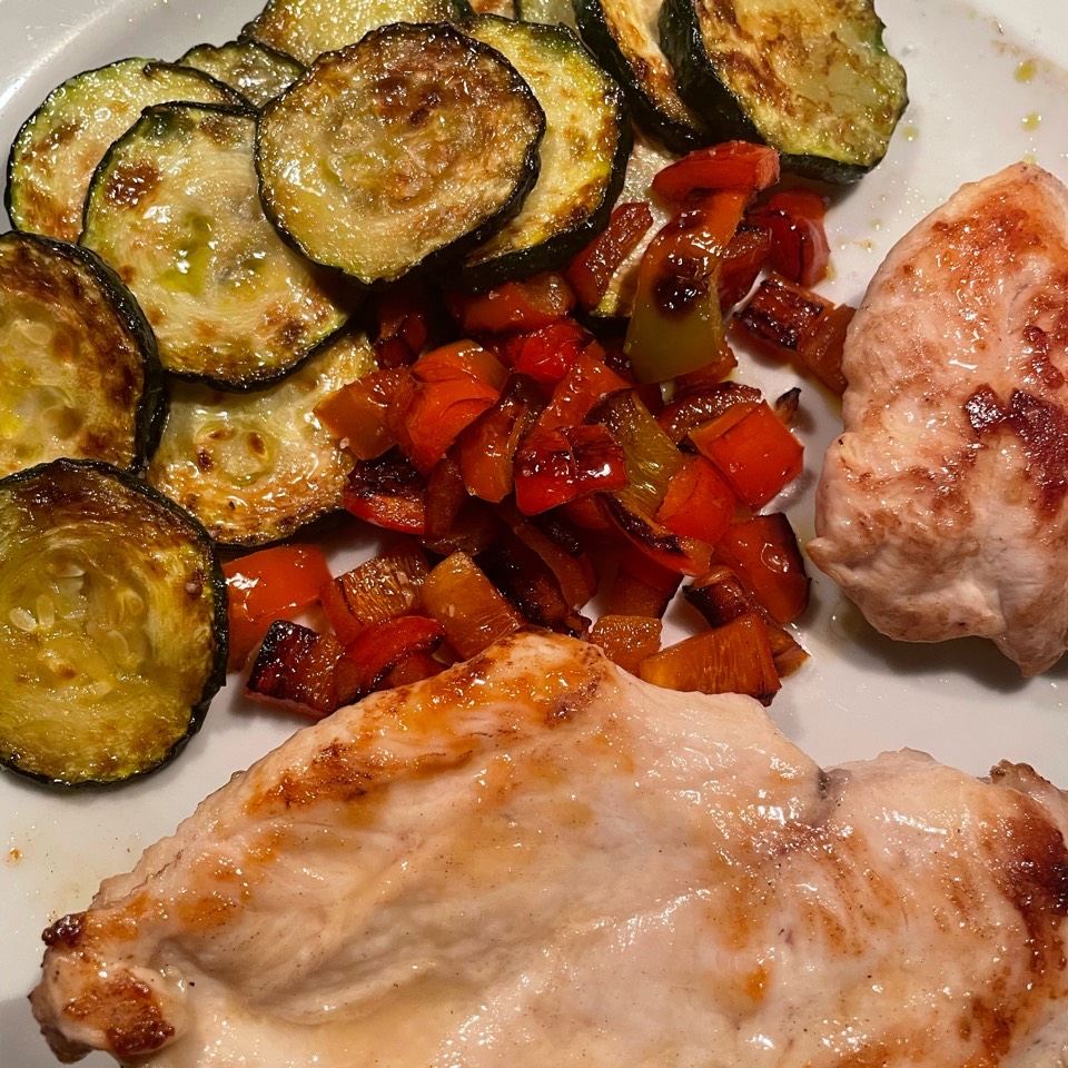 Calabacín a plancha con pimiento rojo y pechuga de pollo Calabacín a plancha con pimiento rojo y pechuga de pollo