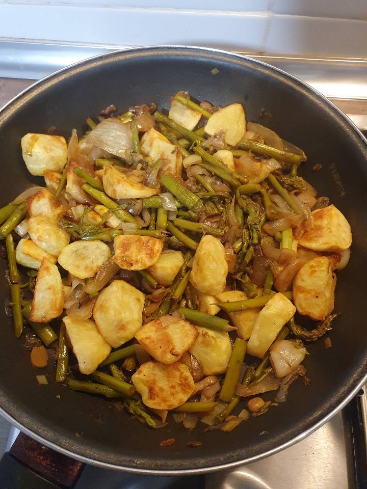 Revuelto espárragos con patata 
