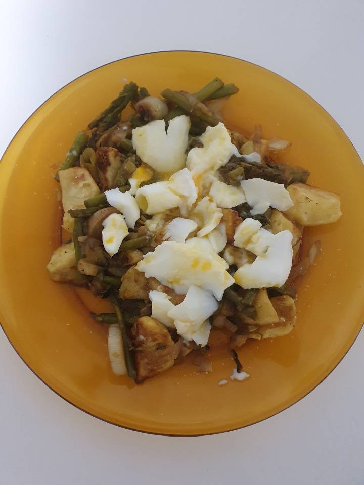 Revuelto espárragos con patata 