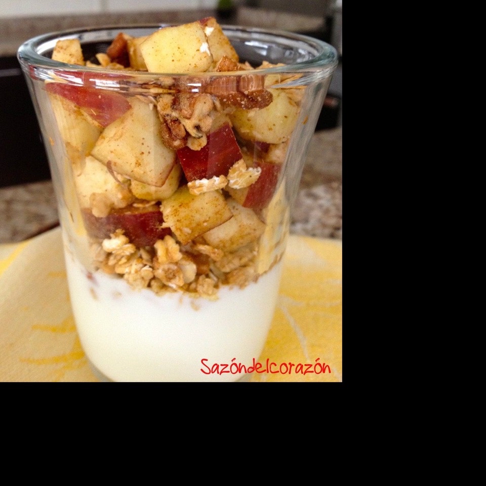Bowl yogurt proteico ,plátano, manzana, canela, nueces, semillas variadas Bowl yogurt proteico ,plátano, manzana, canela, nueces, semillas variadas