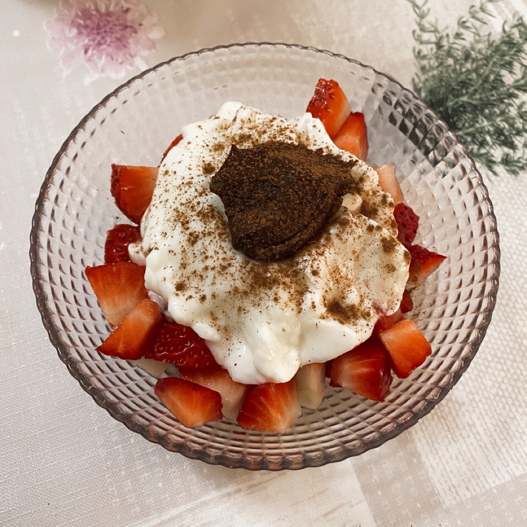 Yogur con fresas y crema de cacao Yogur con fresas y crema de cacao