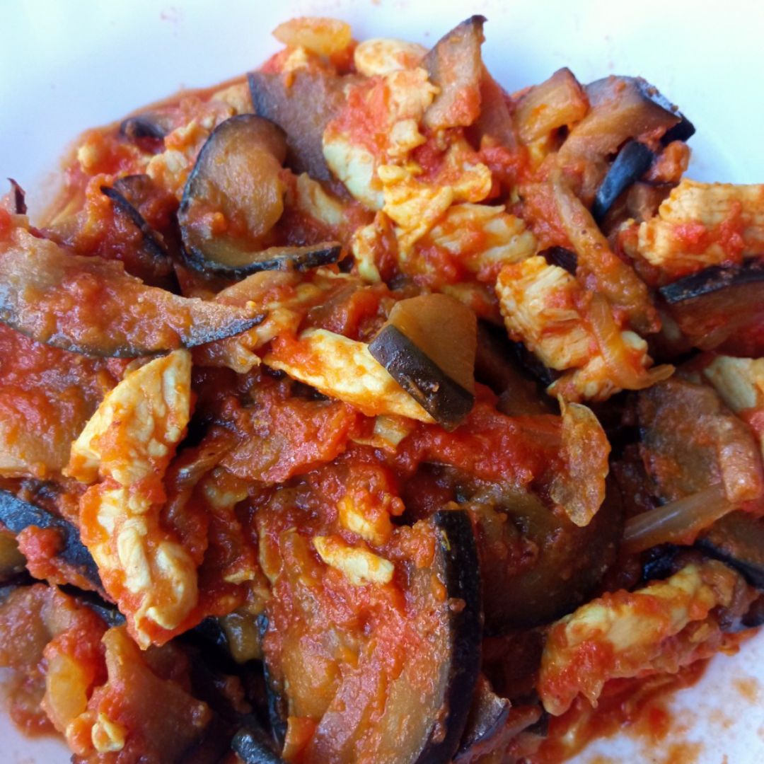 Berenjena con pollo y salsa de tomate Berenjena con pollo y salsa de tomate