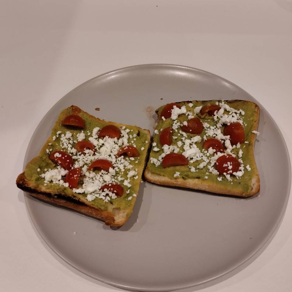 Tostadas con guacamole, tomates cherry y queso feta 