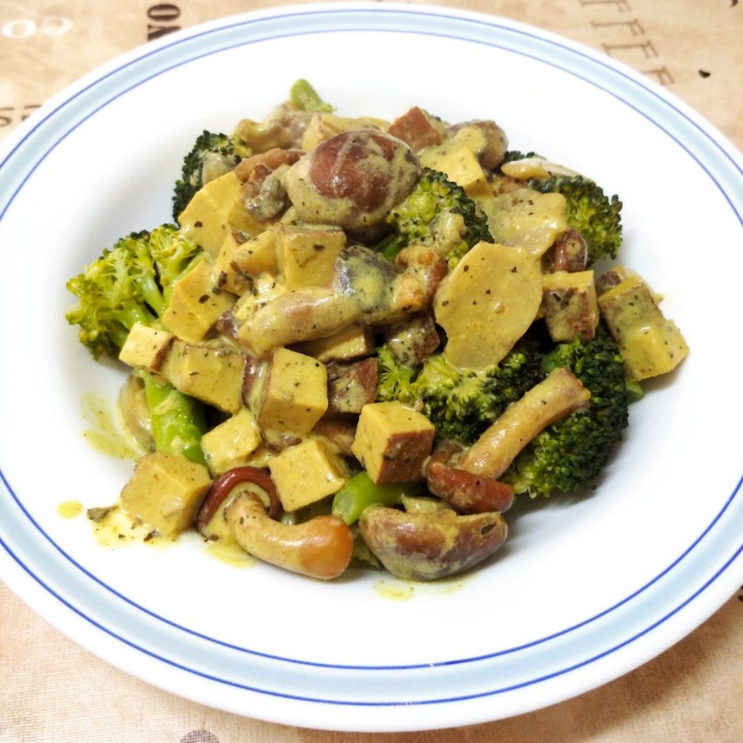 Brócoli con setas y tofu al curry Brócoli con setas y tofu al curry