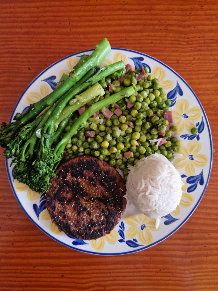 Hamburguesa y arroz con verduras Hamburguesa y arroz con verduras