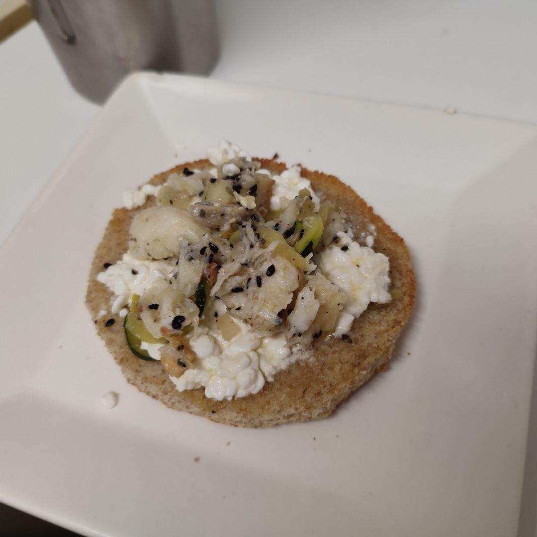 Tostada integral de mantequilla queso cotagge y merluza. Tostada integral de mantequilla queso cotagge y merluza.
